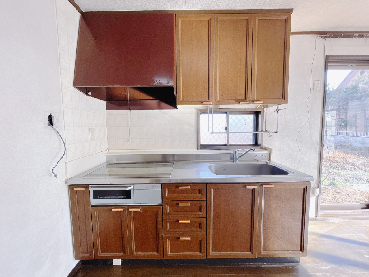 【キッチン】収納にありがたい、吊り棚付きです♪