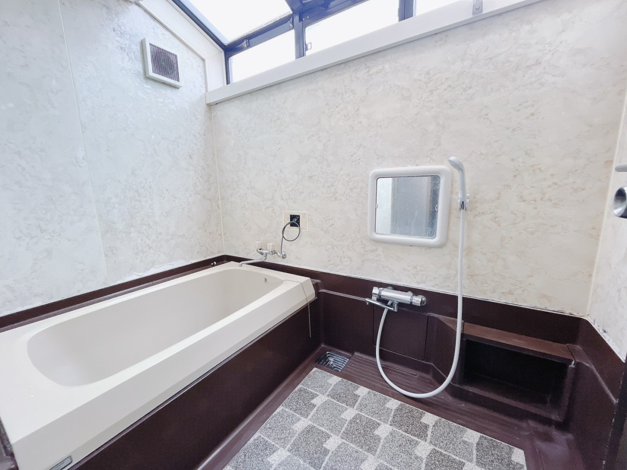 【浴室】天窓から光が入る明るい浴室♪