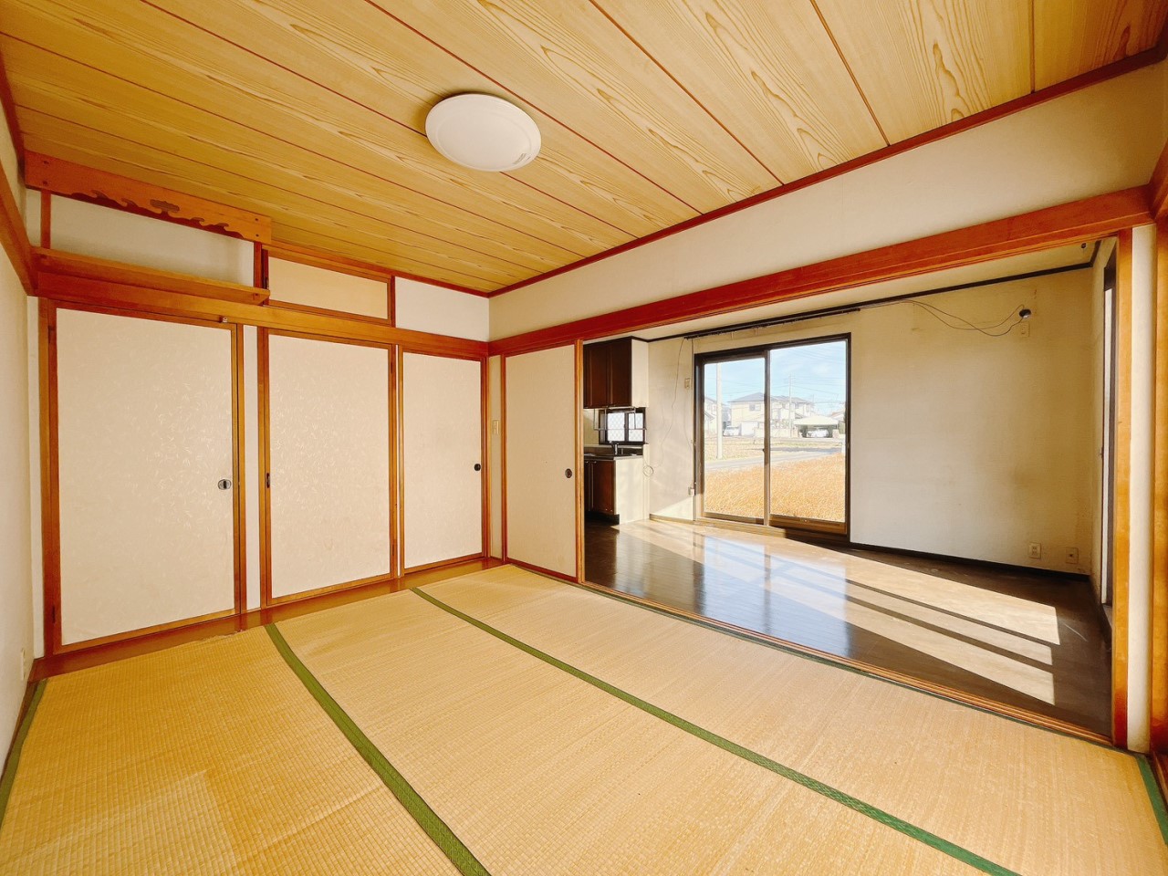 リビングに隣接しているので、お子様のお昼寝やキッズスペースとしても利用できます♪