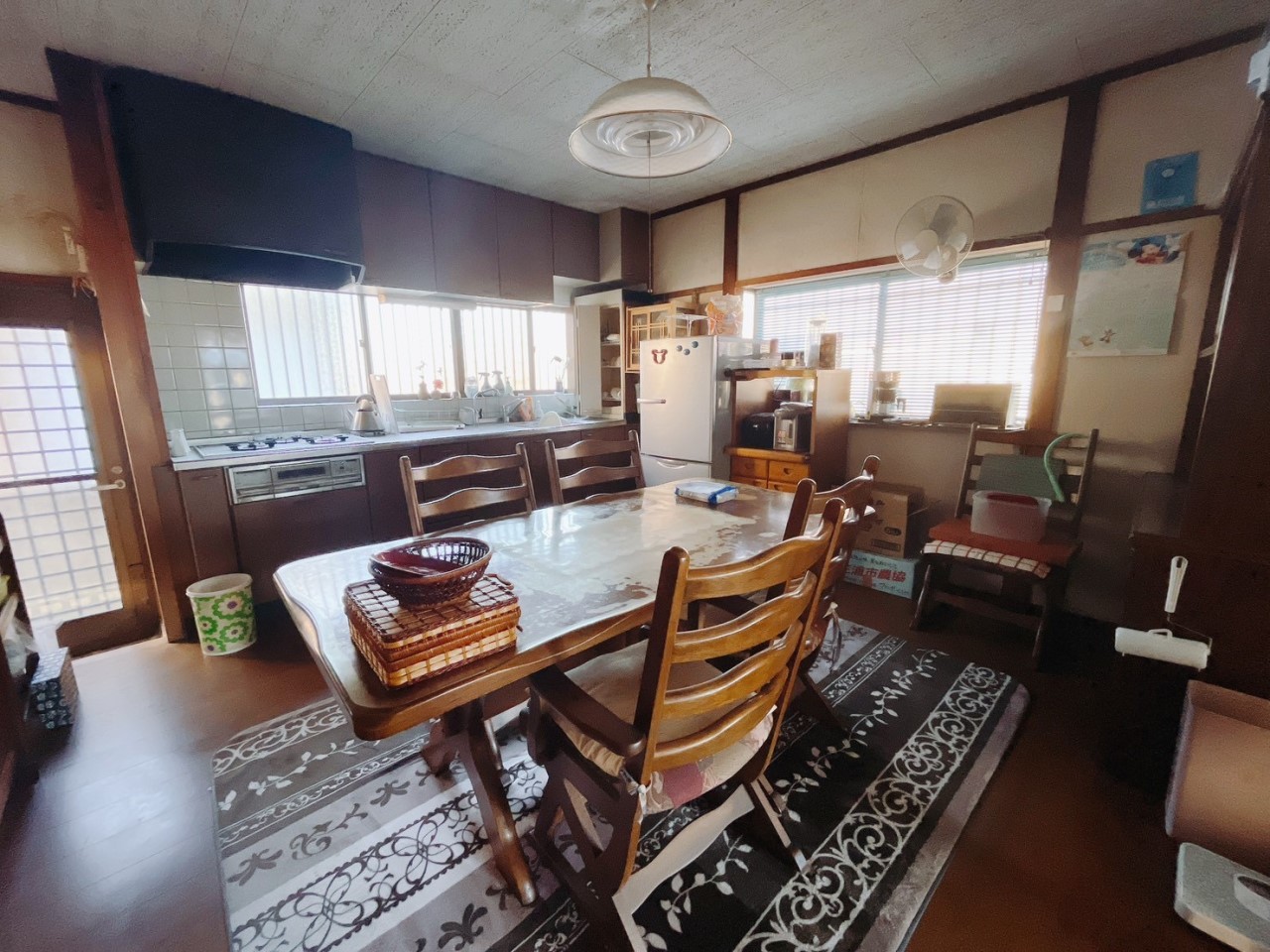 【ダイニング】家族と会話しながら料理ができます♪  ※家具小物は撤去します