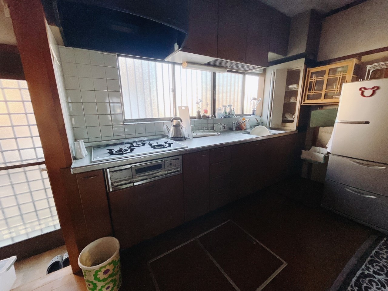 【キッチン】窓から自然光が入ってきます♪  ※家具小物は撤去します