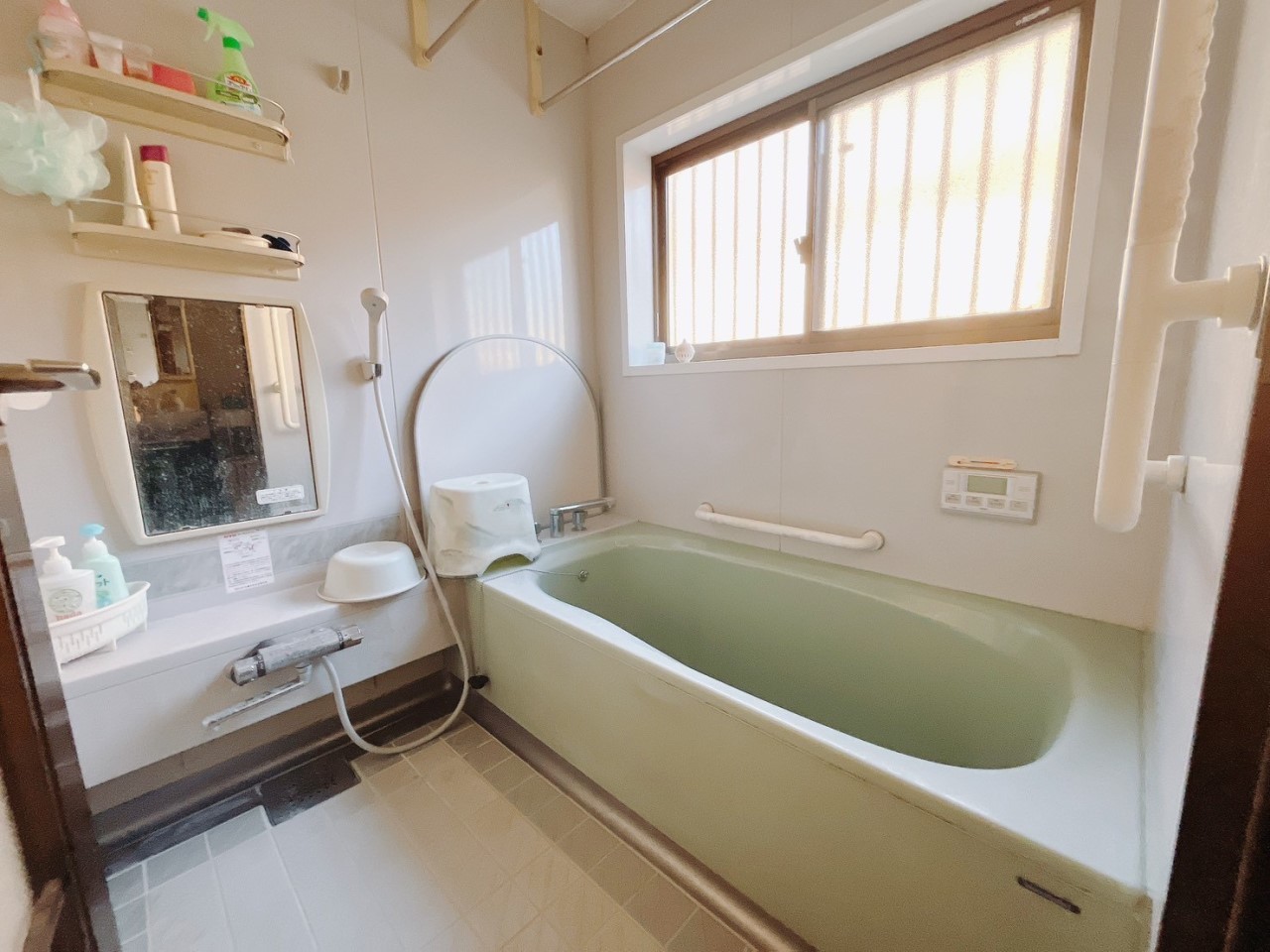 【浴室】窓がある開放的な浴室♪  ※小物は撤去します
