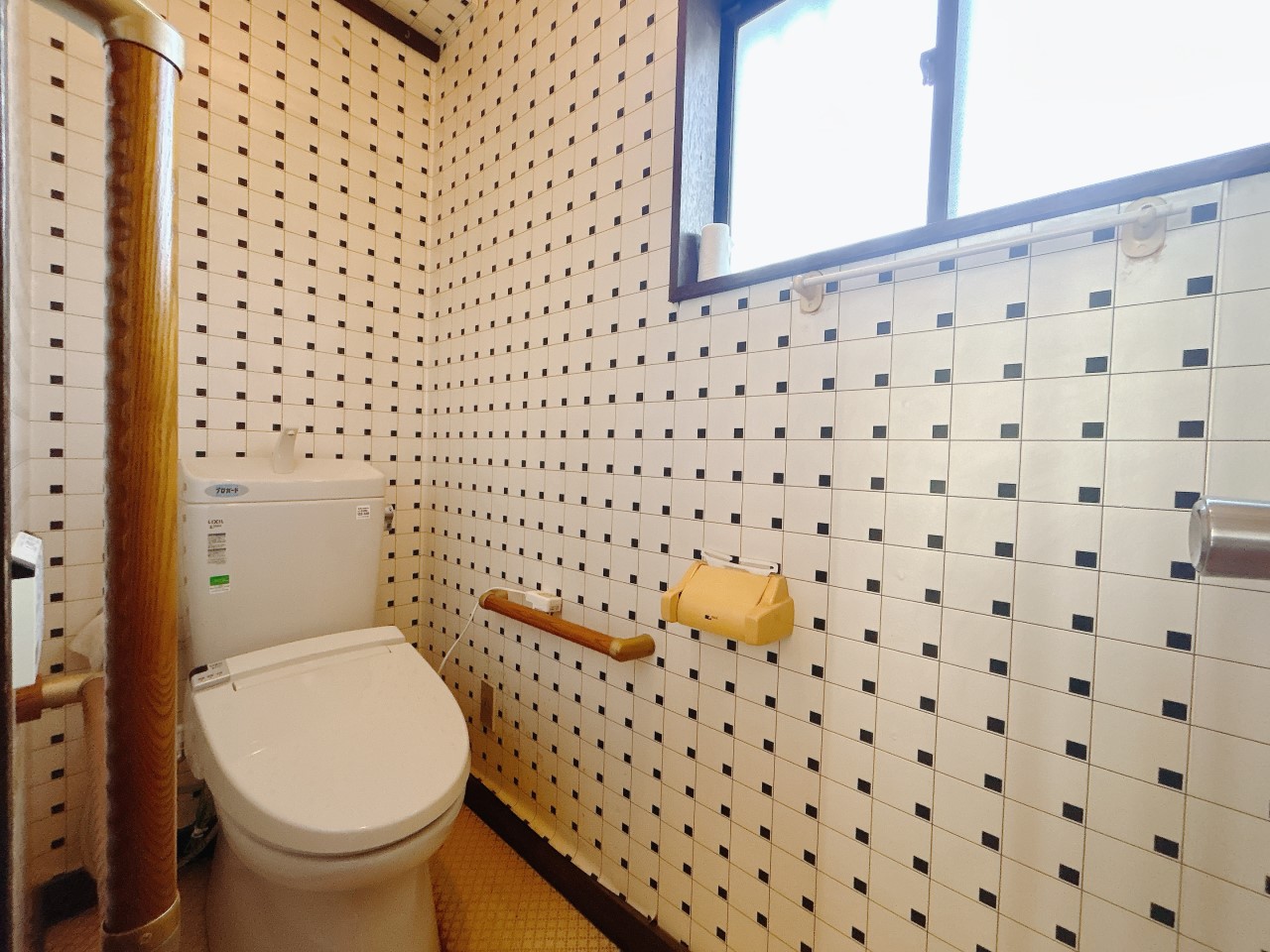 【トイレ】新しい便器を設置し、床と壁紙を張替えます♪  ※リフォーム前写真  