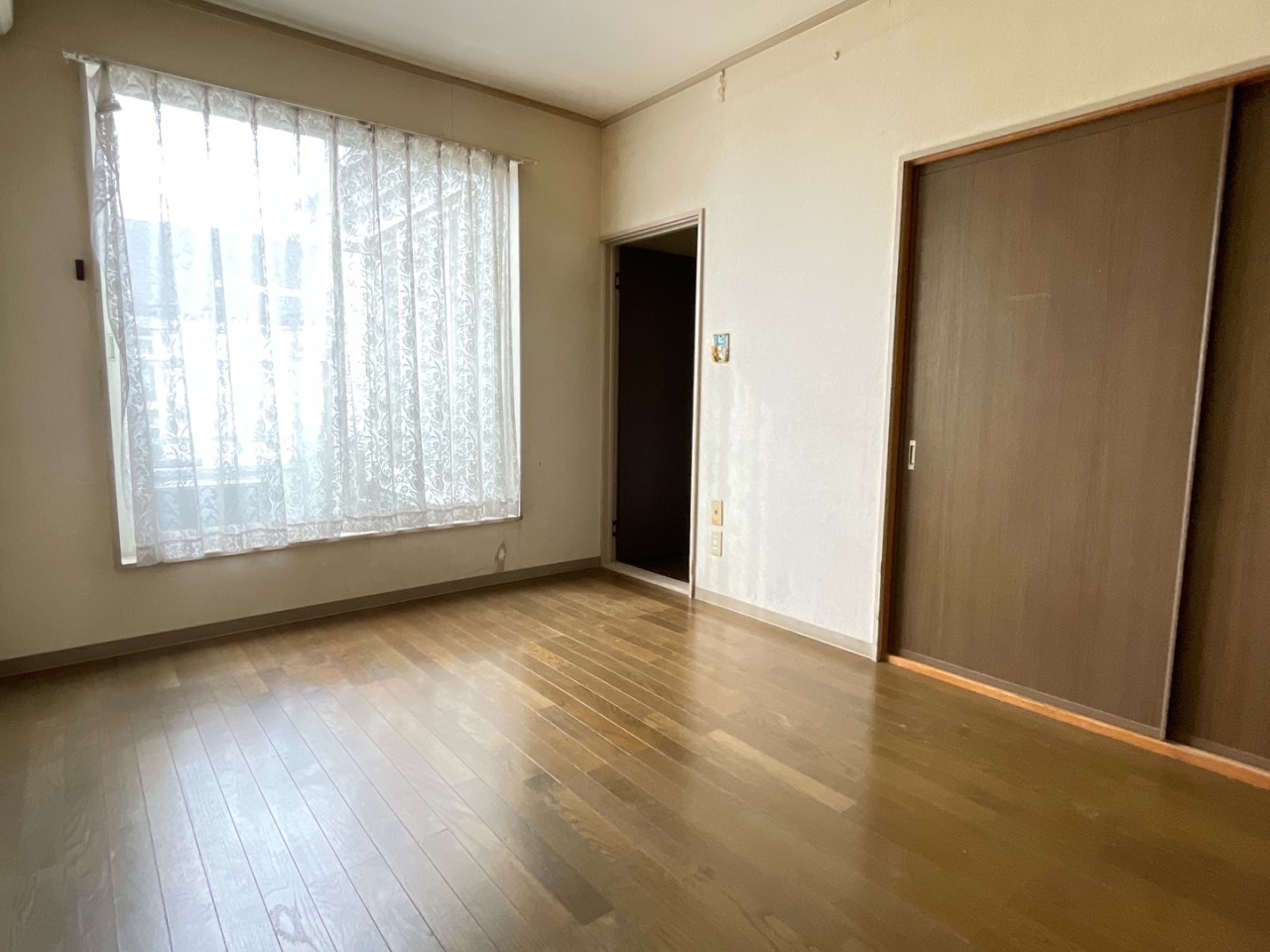 【洋室】押入の中には季節物を収納することも出来ます♪