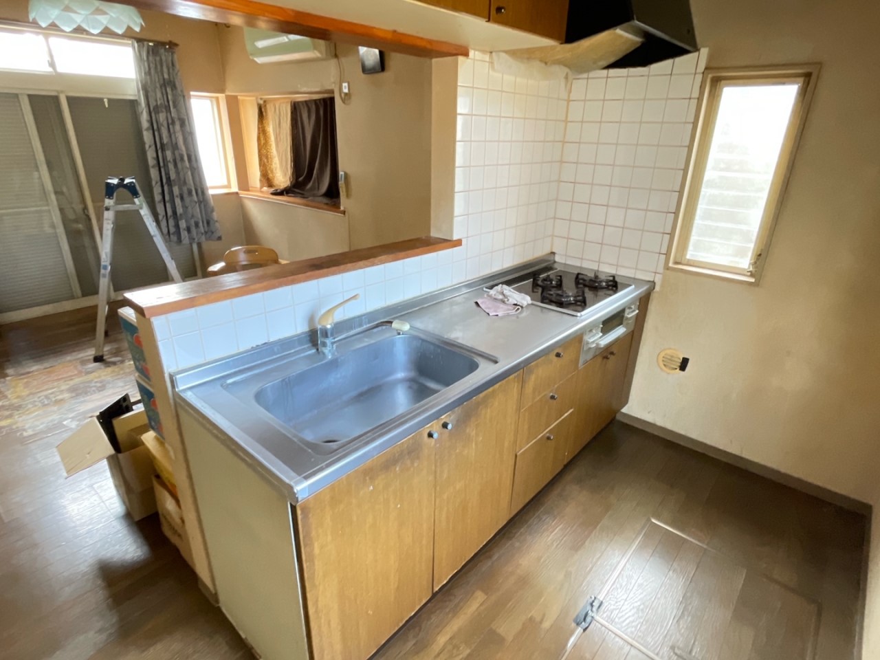 【キッチン】ダイニングが見渡せる、対面キッチンです♪