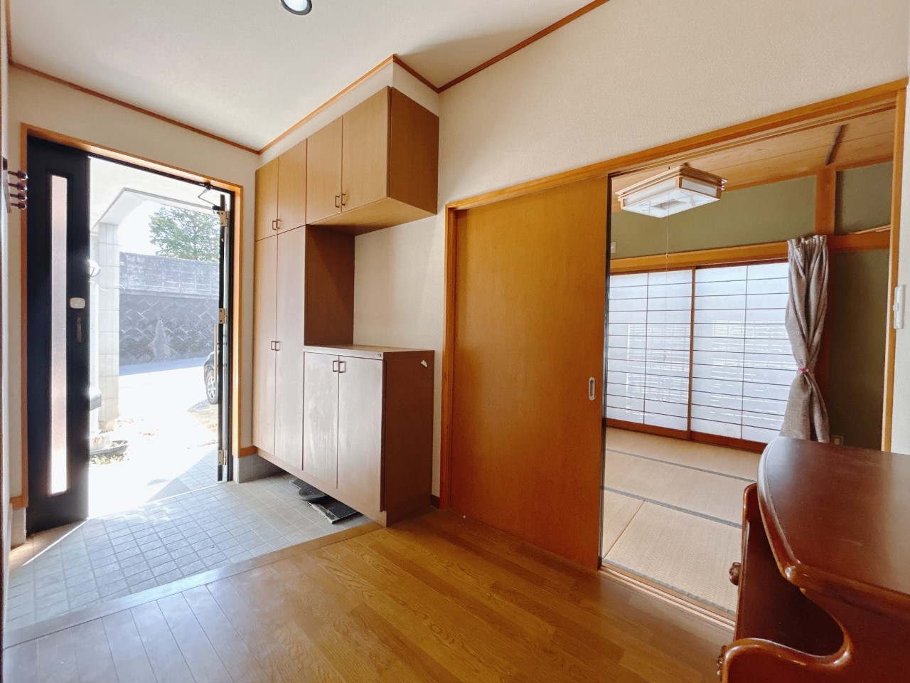 【玄関】大きめな下駄箱がございます♪  ※残置物は撤去します