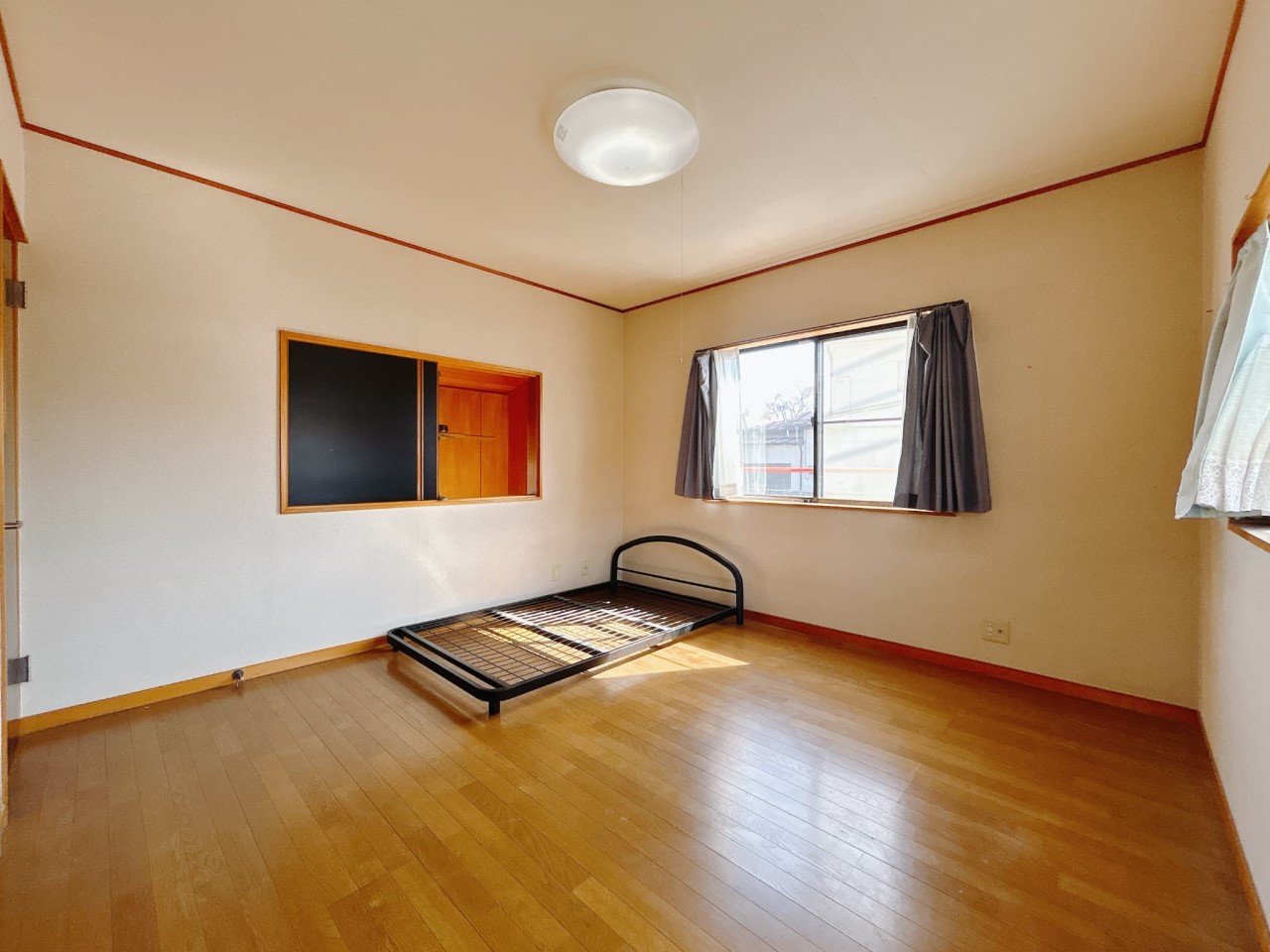 【洋室】窓が2つあるので、風通し良好です◎  ※残置物は撤去します