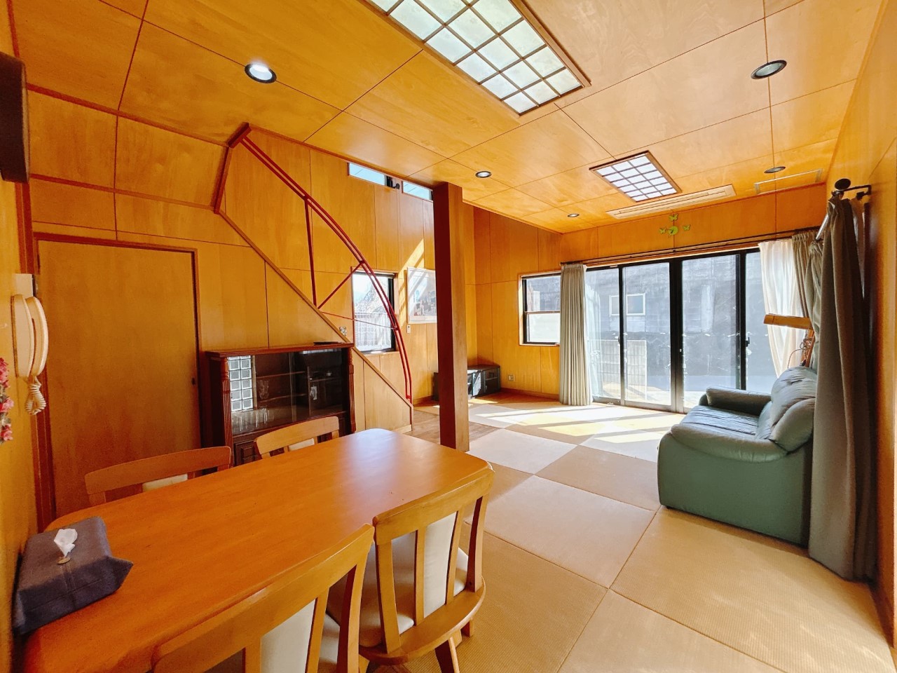 【リビング】天井や壁は木材を使用しているので、高級感があります♪  ※残置物は撤去します