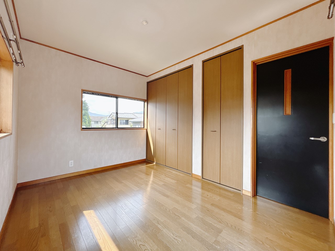 *. 2階洋室 .*　※リフォーム中写真  明るい洋室はお子様のお部屋にもピッタリです。