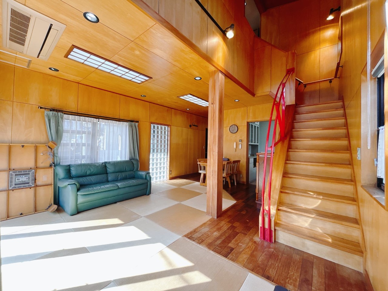 【リビング】大きな窓がある開放的なリビングです。  ※残置物は撤去します  