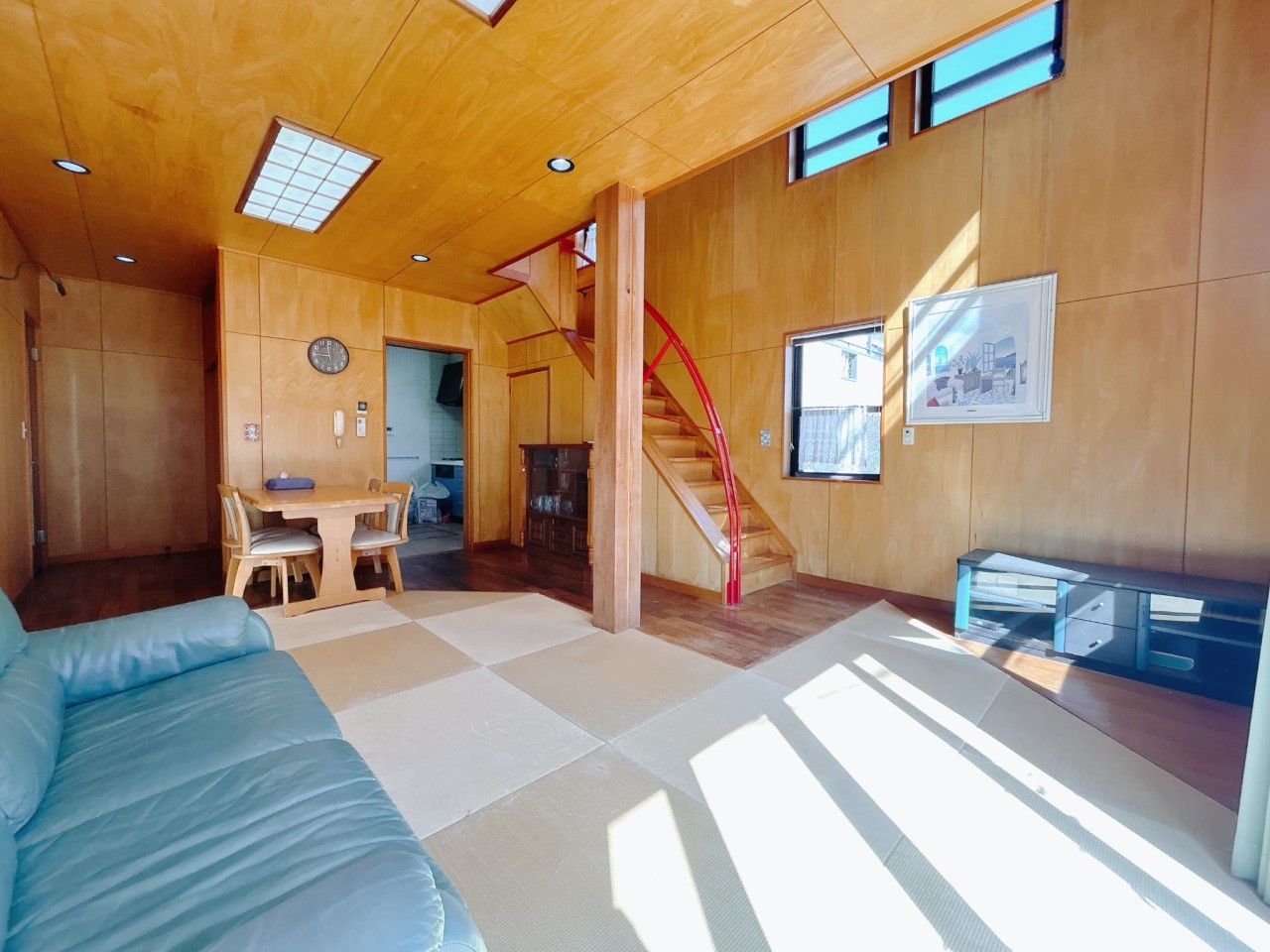 【リビング】自然光が入る明るいリビング♪   ※残置物は撤去します