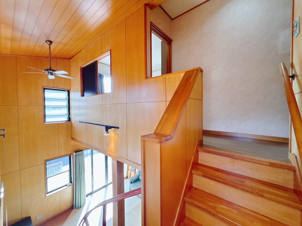 【リビング】吹き抜けがある開放的なリビング♪  ※残置物は撤去します