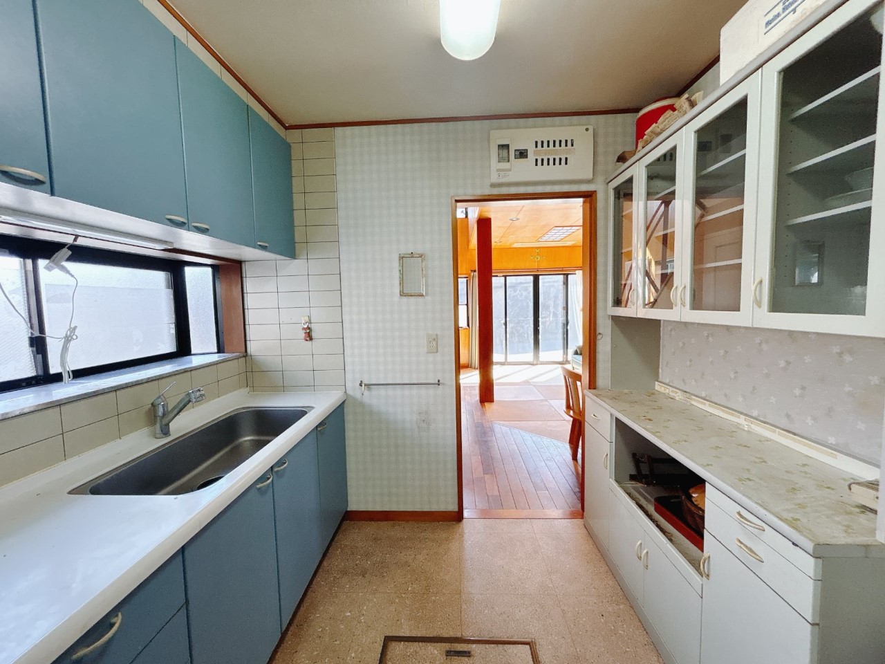 【キッチン】大きなカップボードがあるので、収納に大助かり♪  ※残置物は撤去します