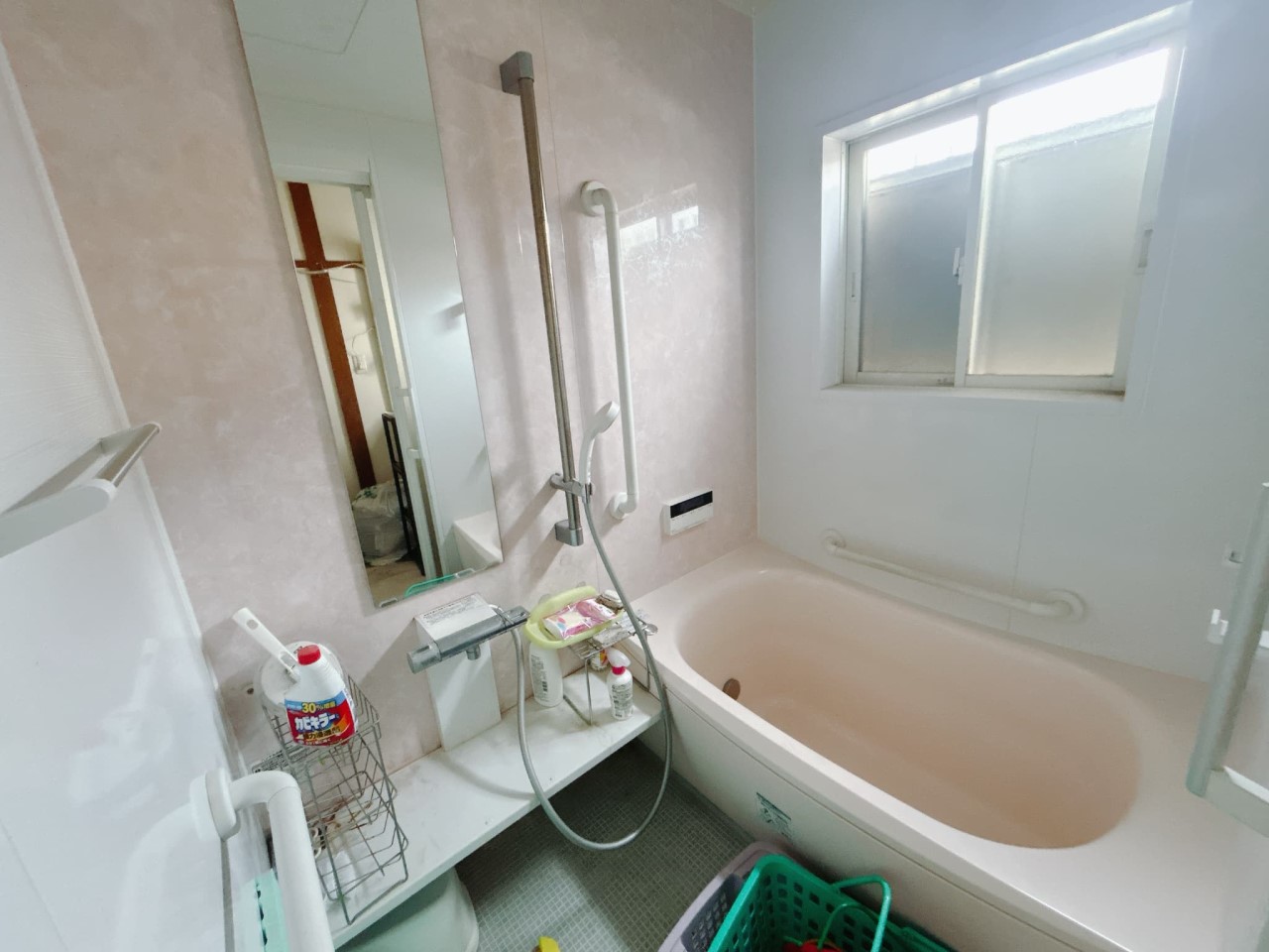 【浴室】手すりがついているため、ご年配の方でも入りやすい浴室になっております♪