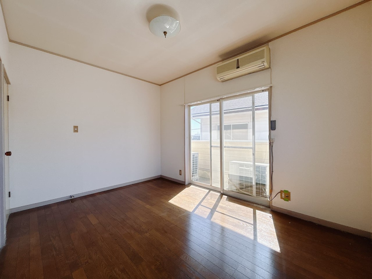 【洋室】掃き出し窓がある、日当たりの良いお部屋です♪ 