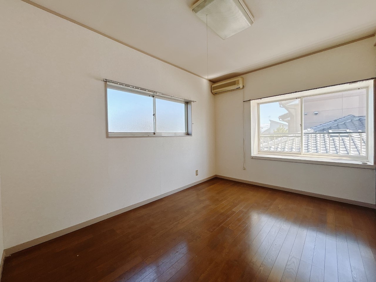 【洋室】窓が2つあるので、風通し良好です◎