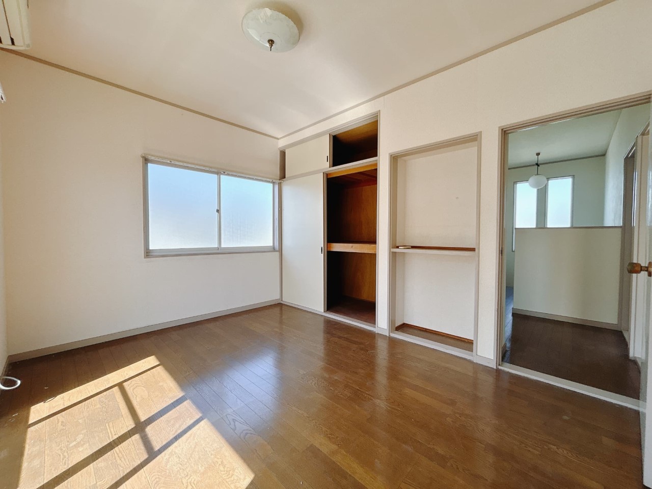 【洋室】押入にはお布団や季節物が収納できます♪