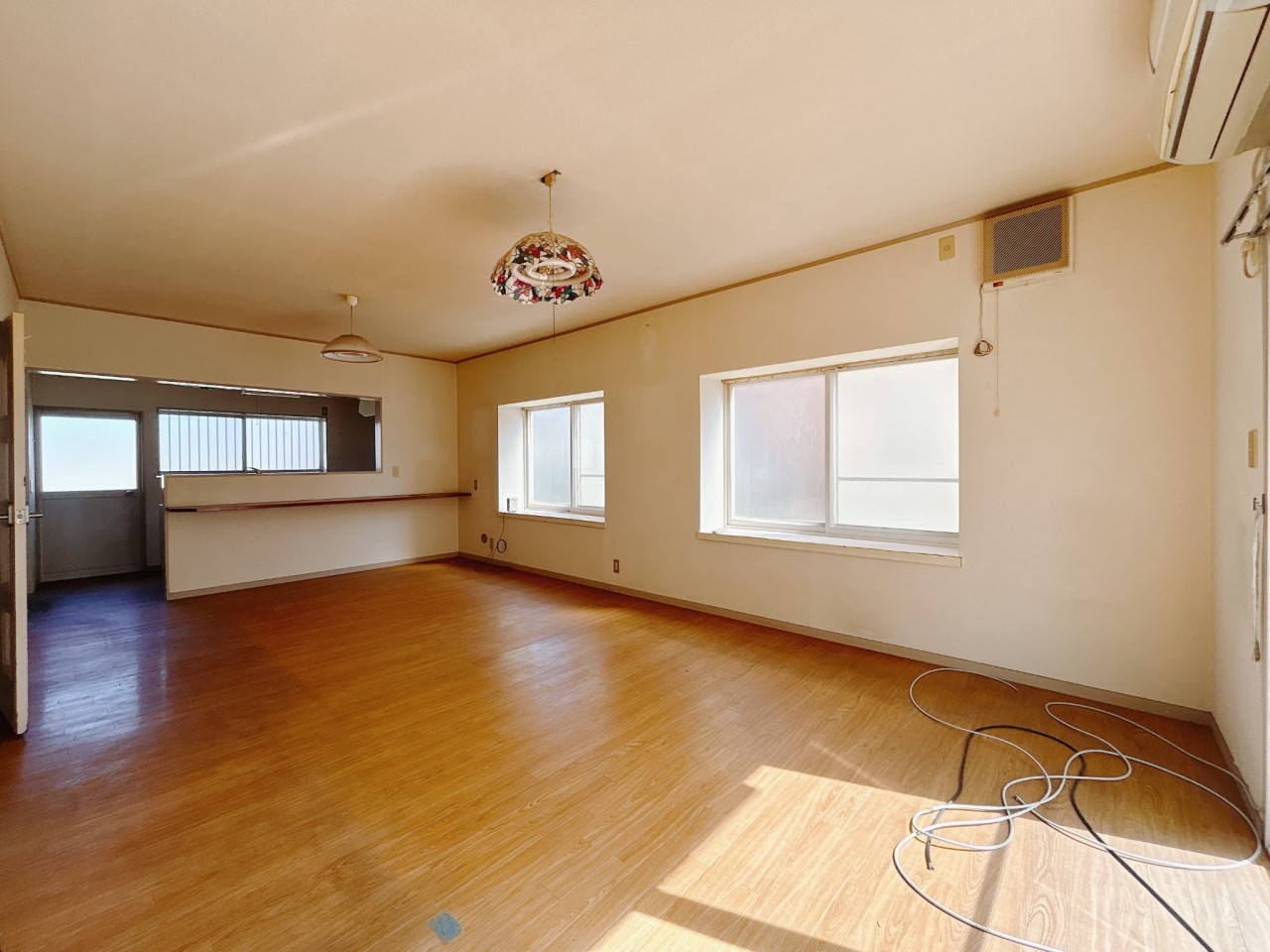 【リビング】窓が多いので、風通し・日当たり良好です♪