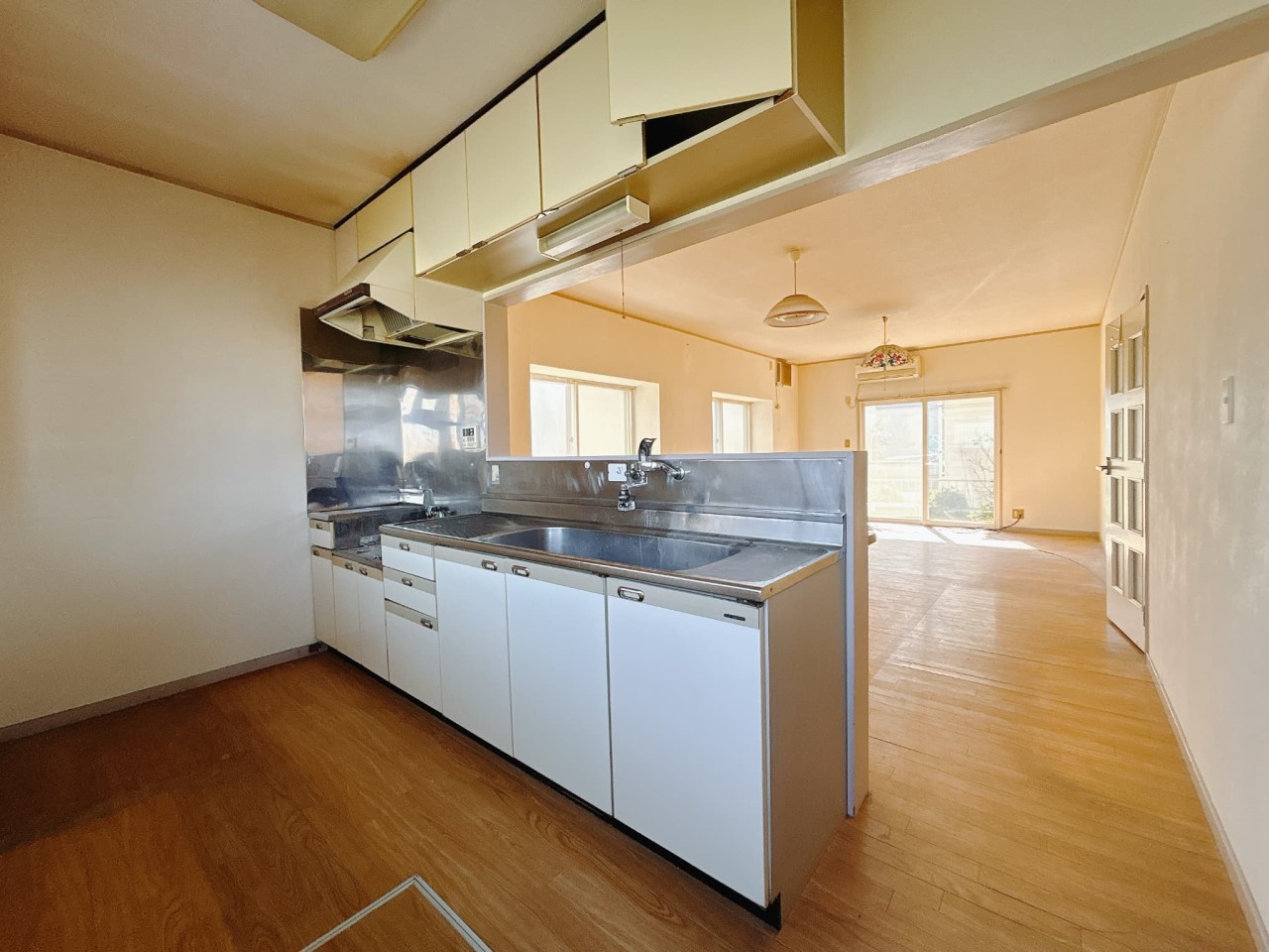 【キッチン】吊り棚付きなので、収納に大助かり♪