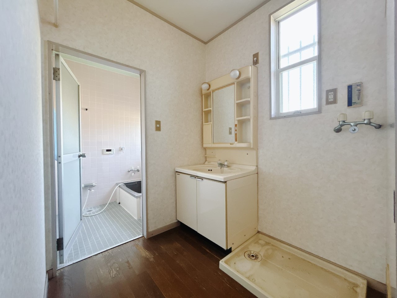 【化粧台】棚部分があるので、歯ブラシやヘアワックスなどを置くことができます♪