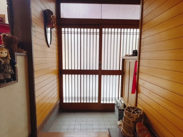 【玄関】自然光が入る明るい玄関♪ 