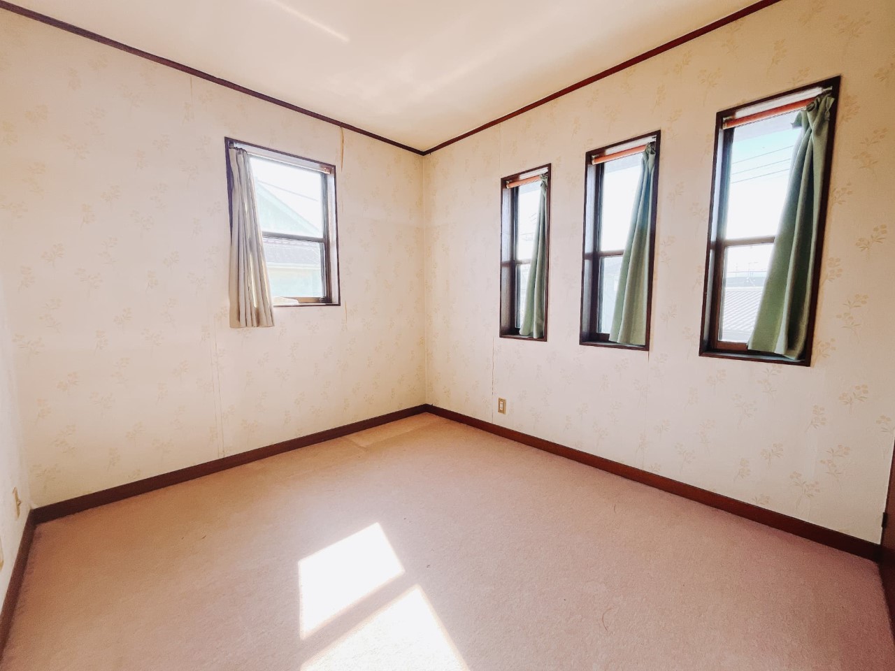 【洋室】小さい窓がかわいらしいお部屋♪