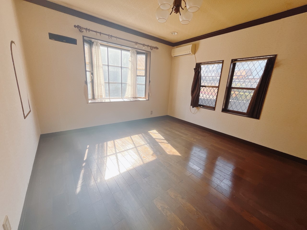 【洋室】窓が3つあるので、風通し良好です◎ 