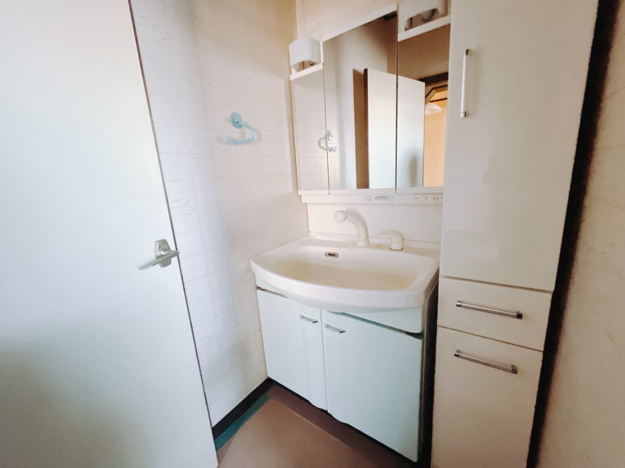 【洗面台】三面鏡になっているので、身支度に大助かり♪