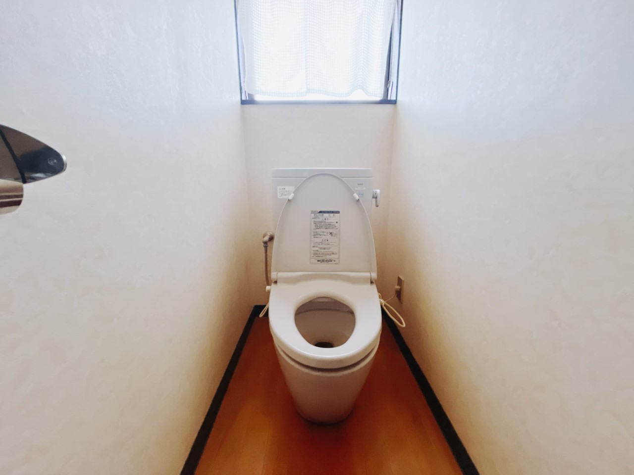 【トイレ】窓があるので換気もらくらく♪