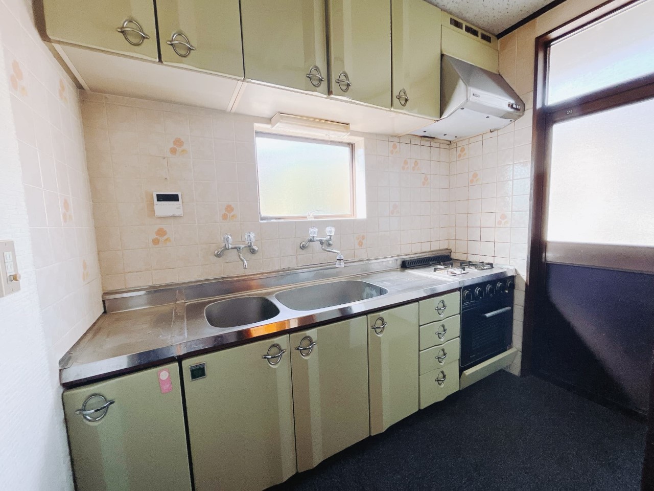 【キッチン】窓から自然光が入る明るいキッチンスペース♪