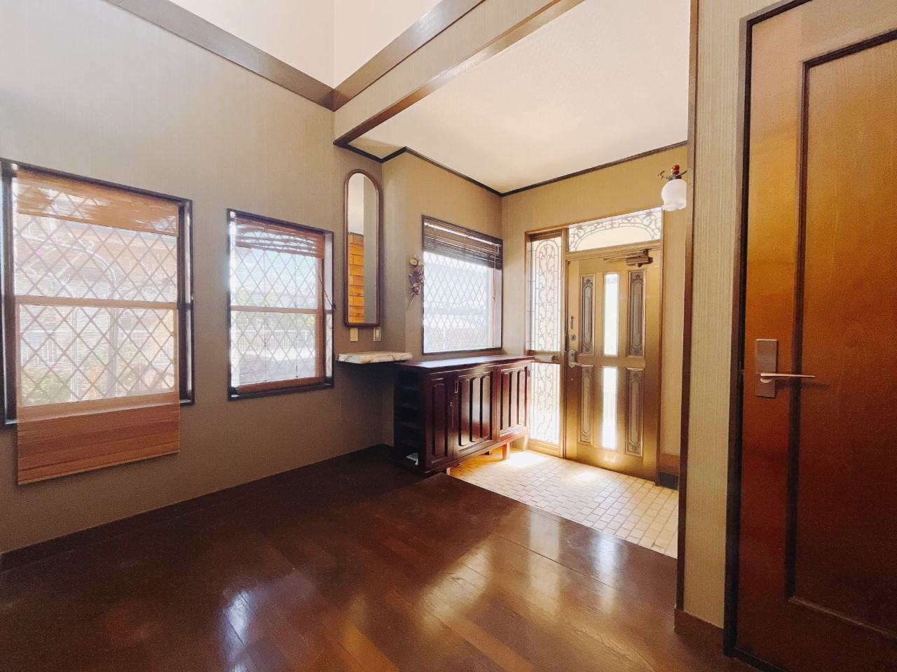 【玄関】吹き抜けから光が入る、広々とした玄関ホール♪