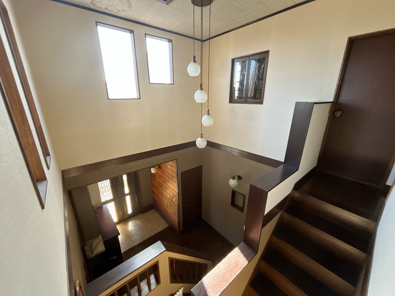 【玄関】玄関ホールは吹き抜けになっております♪