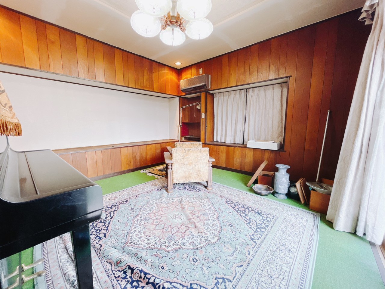 【洋室】4枚引き違い窓からたっぷり光が入るお部屋♪