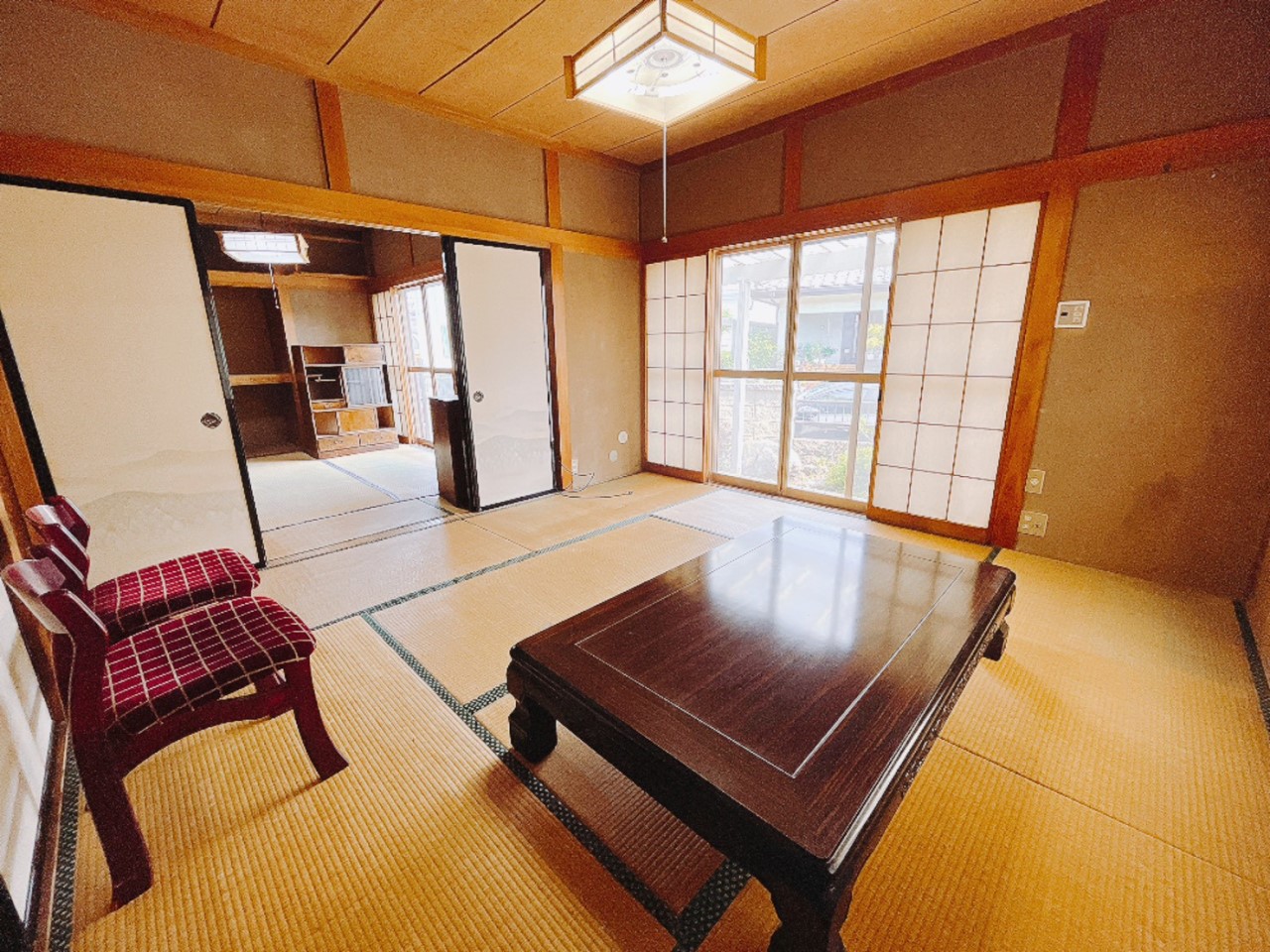 【和室】襖を撤去し、1つの大きな部屋としても使用可能です♪