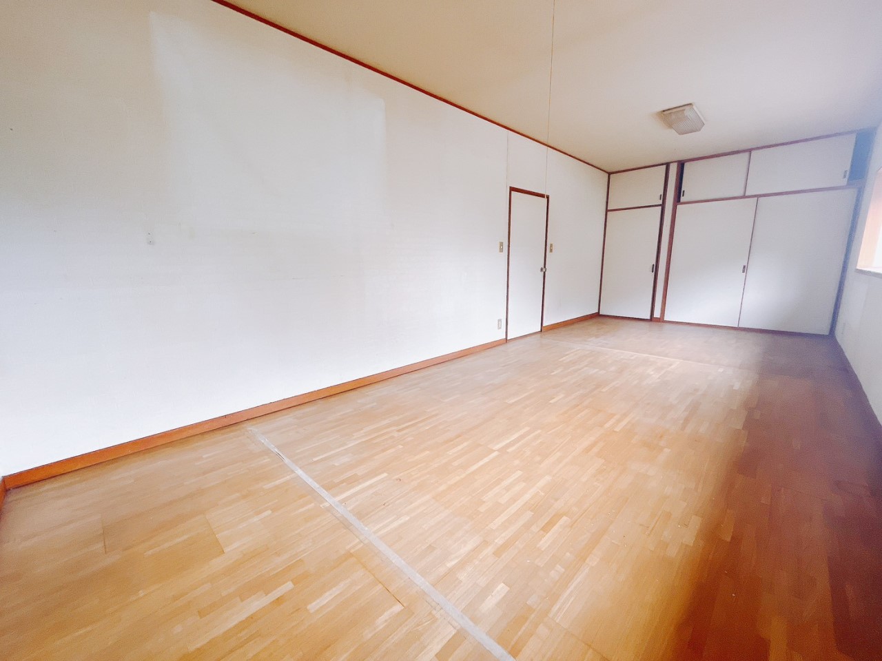 【洋室】お休みの日にゆっくりとくつろげそうですね 。