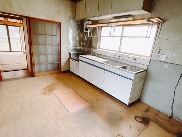 【ダイニング】明るいダイニングです。窓から優しい光が入ります♪