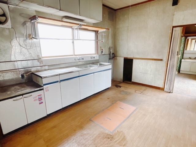 【キッチン】吊り棚付きなので、収納に大助かり♪