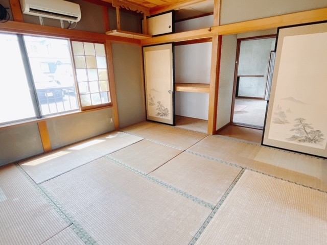 【和室】押入にはお布団や季節物などが収納できます♪