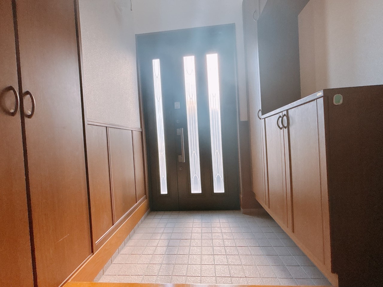 【玄関】自然光が入ってくる明るい玄関♪