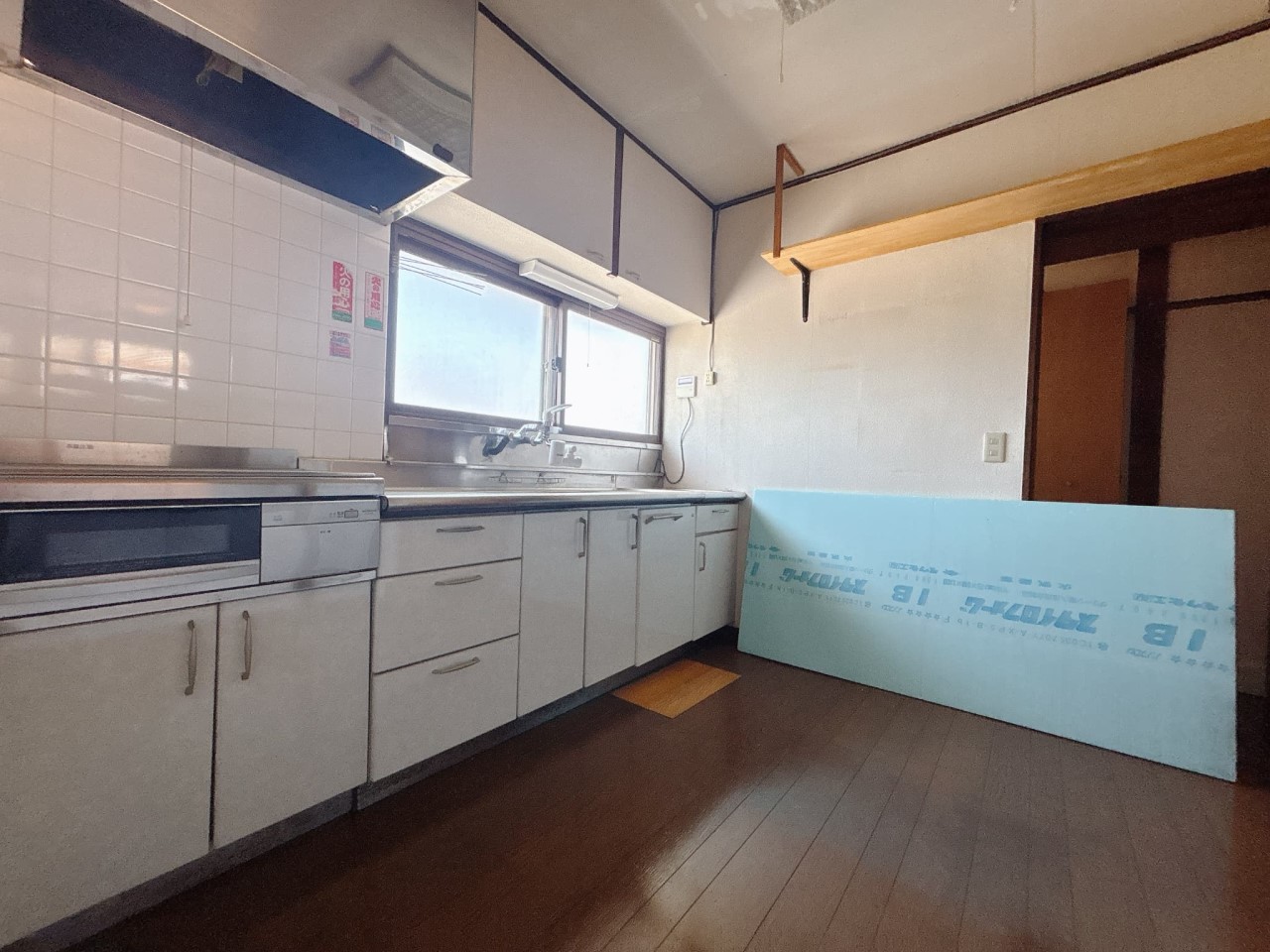 【キッチン】吊り棚付きなので、収納に大助かり♪