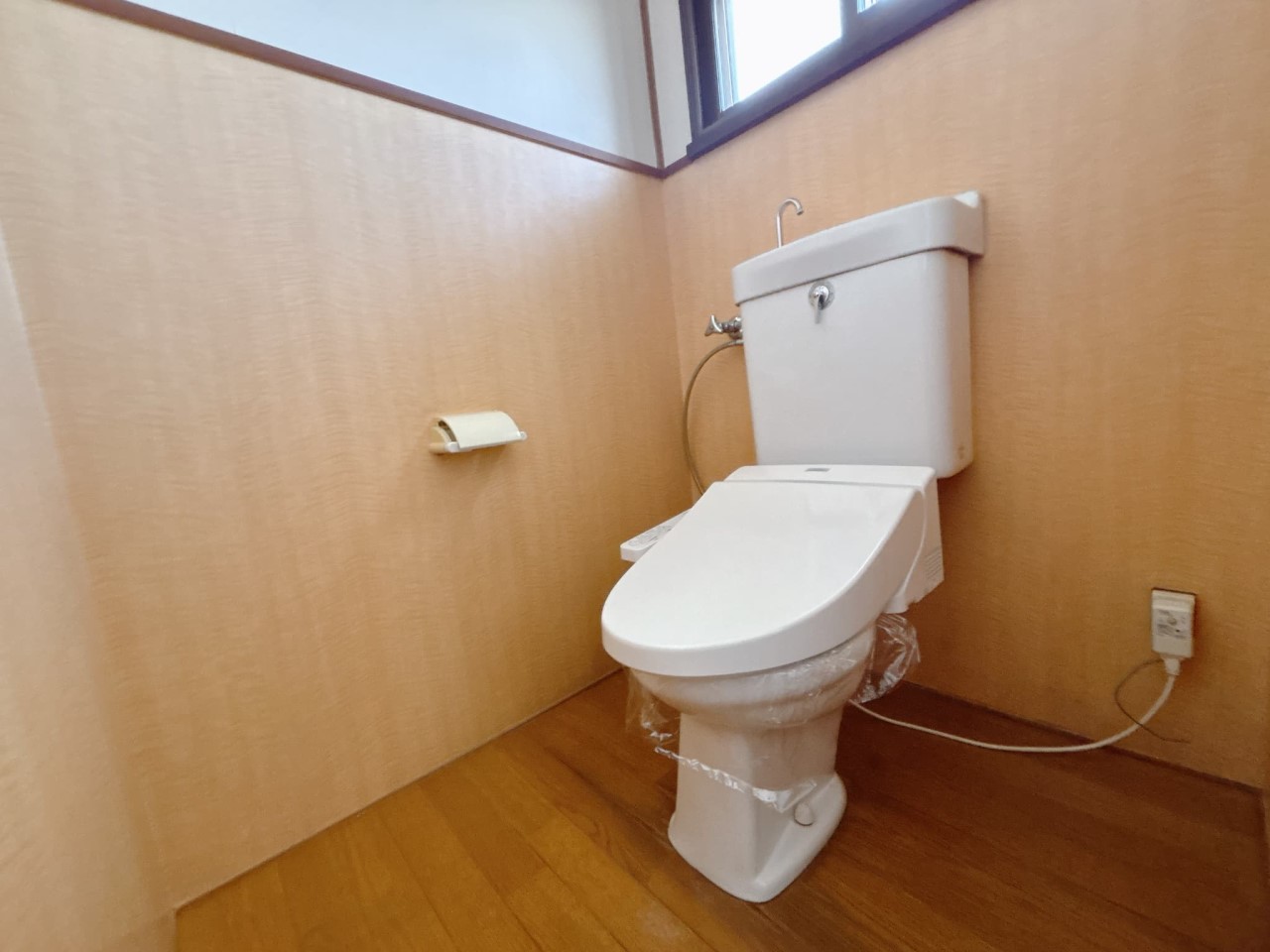【トイレ】窓があるので換気もらくらく♪