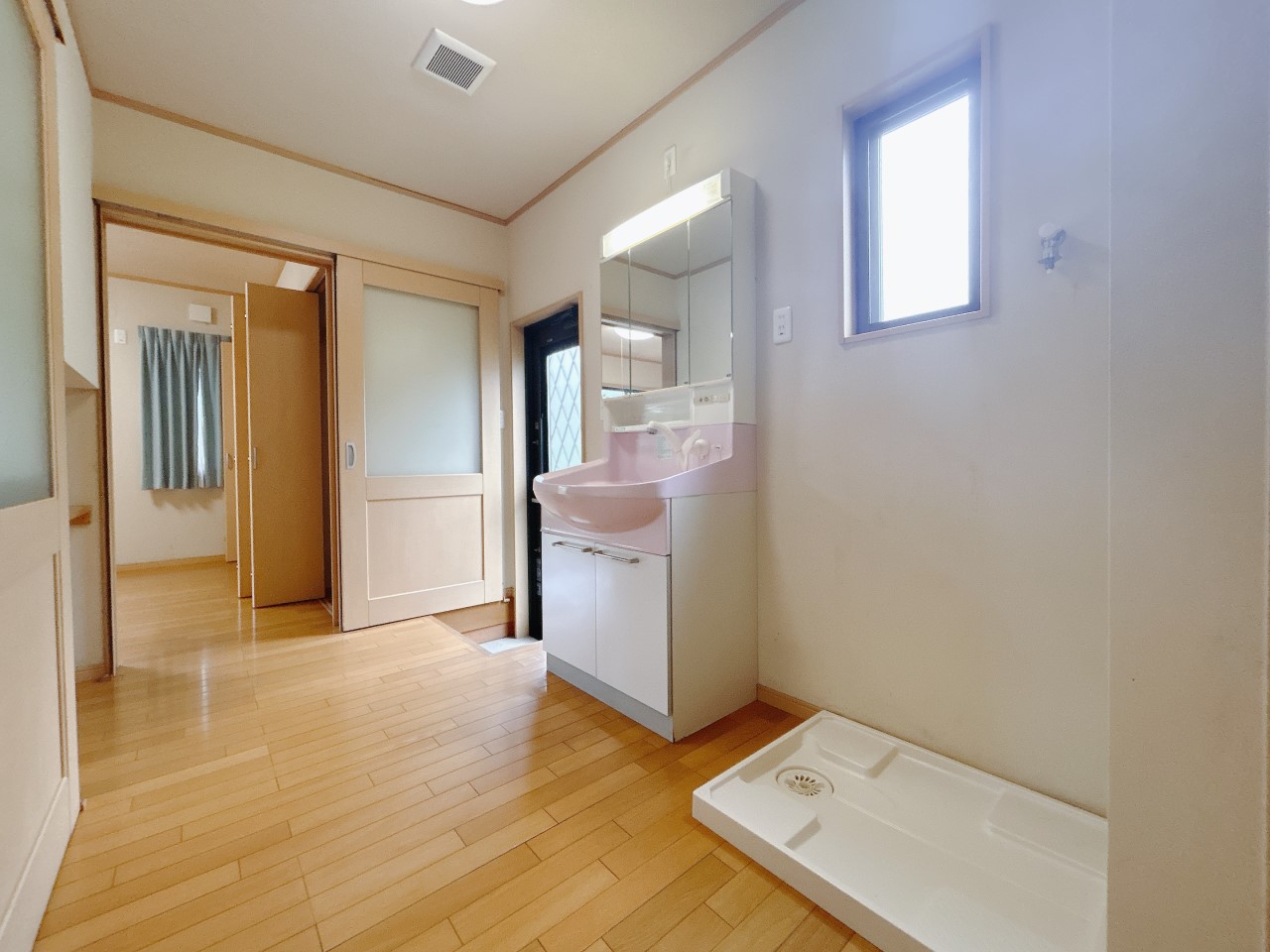 *. 洗面化粧台 .*  洗濯機を置いても普段の生活に困らない十分な広さです。