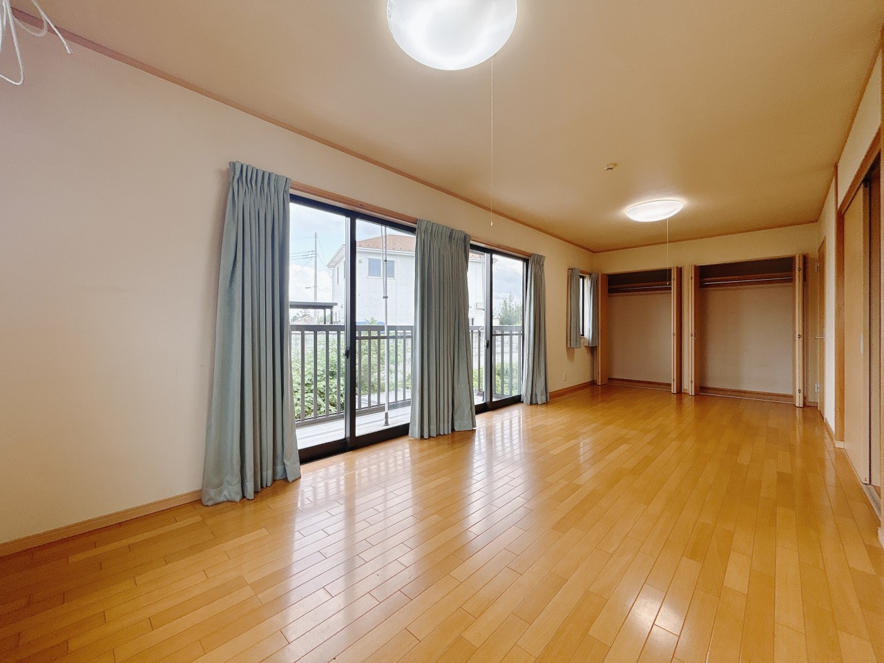 *. 2階洋室 .*　4枚引き違い窓でお部屋は明るく、解放感があります＾＾