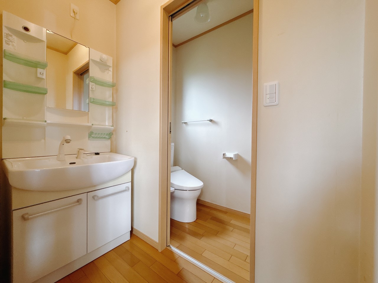 ◆2階トイレ｜2階にもトイレがあり、忙しい朝や夜間も便利