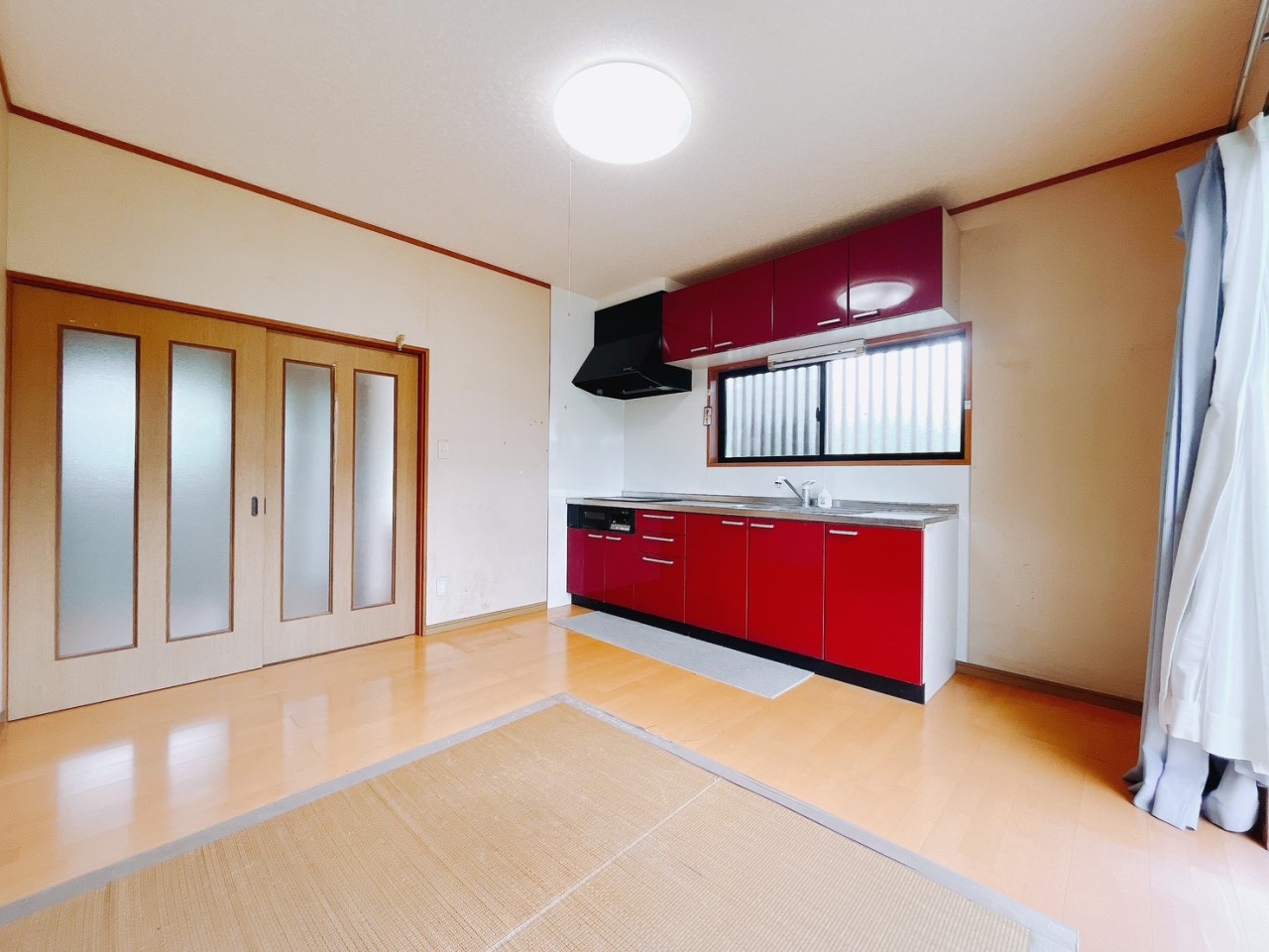 【ダイニング】東側にも窓があるので、朝日が入り込みます♪