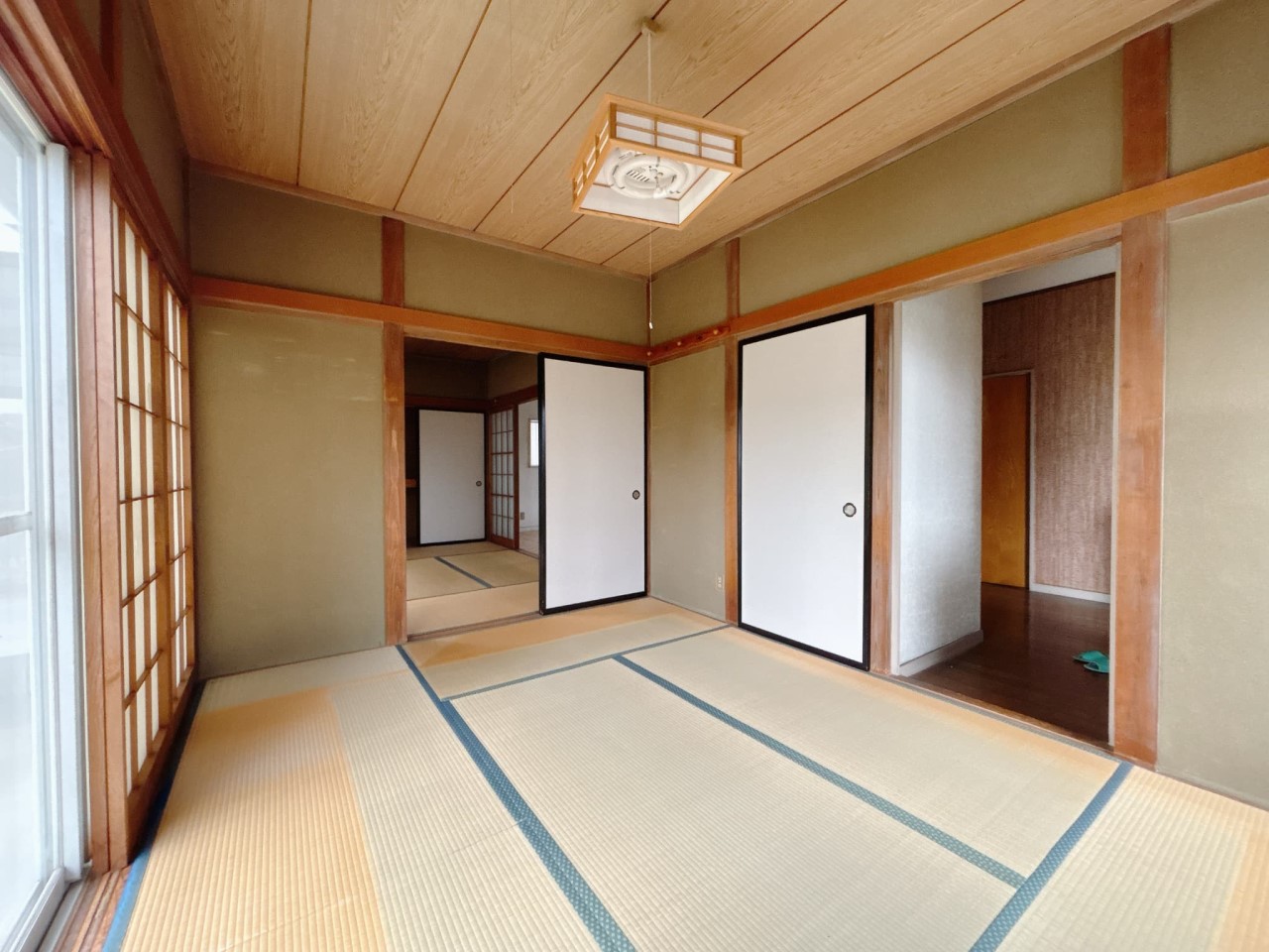 【和室】障子から明るい光が差し込み、落ち着ける空間です♪