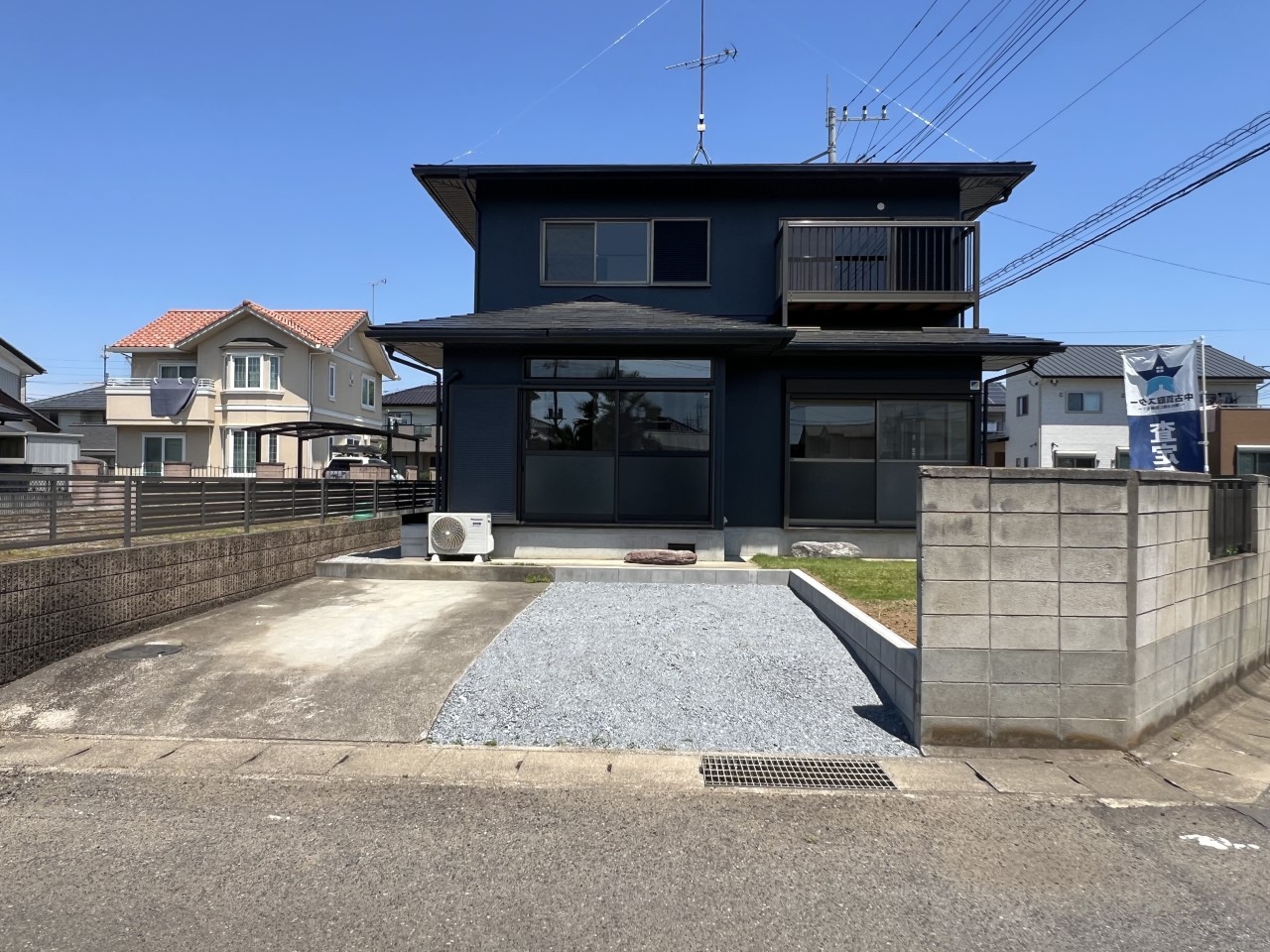 【外観：リフォーム完了】落ち着いた住宅街の一角に位置し、静かな暮らしを求める方におすすめです