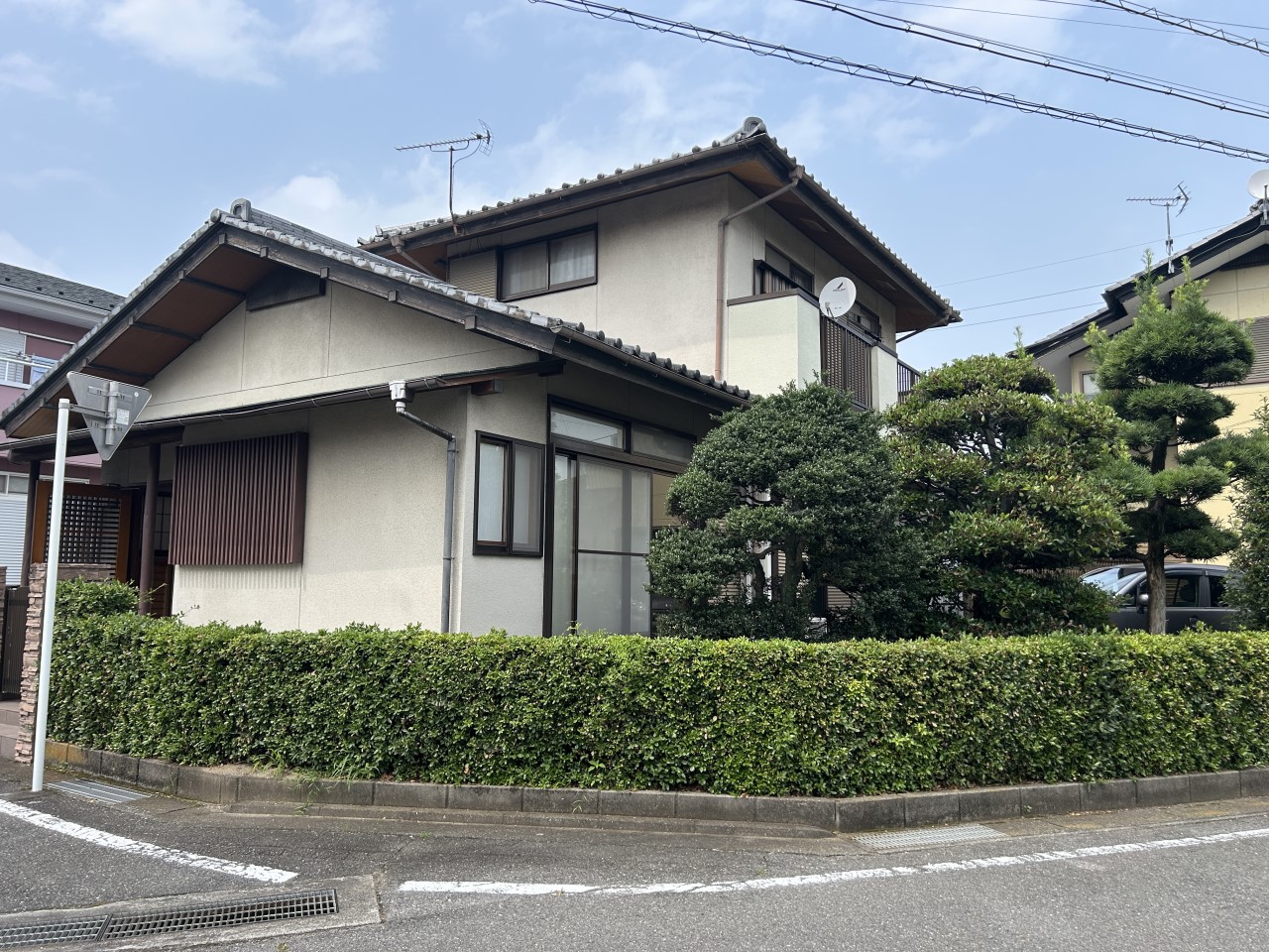 *. 外観 .*  約6ｍの前面道路で運転が苦手な方でも安心して駐車できます♪