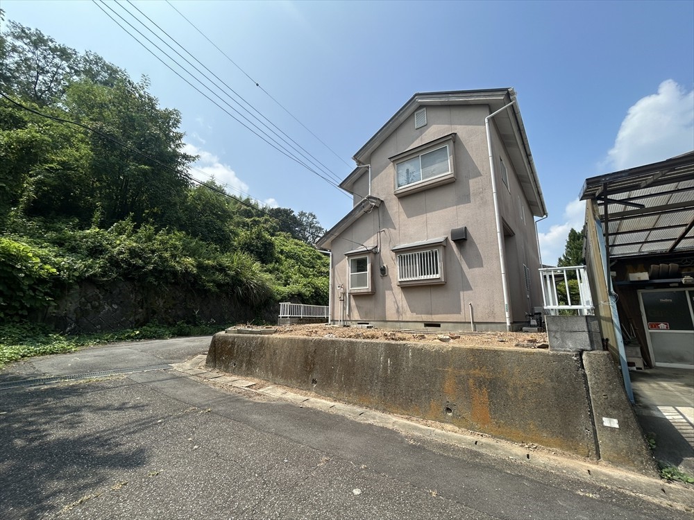 *. 外観 .*人気の南東角地♪      小学校まで徒歩約9分、中学校まで徒歩約4分♪
