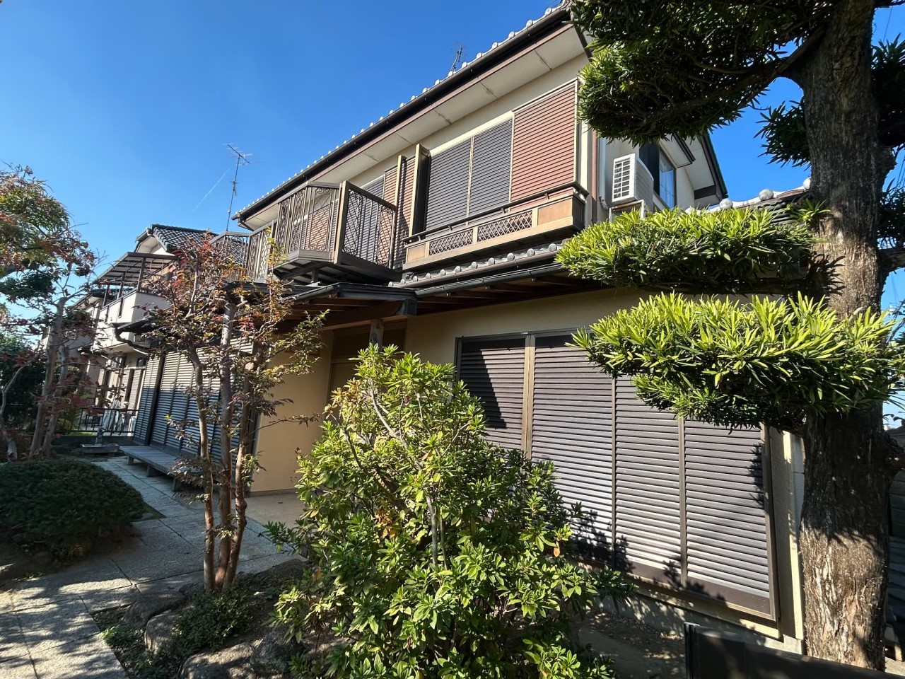 【外観】お庭には松などの植栽も植えてあります♪